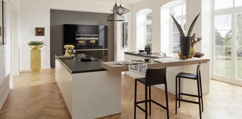 Wohnwand und Barhocker modern und helles Parkett