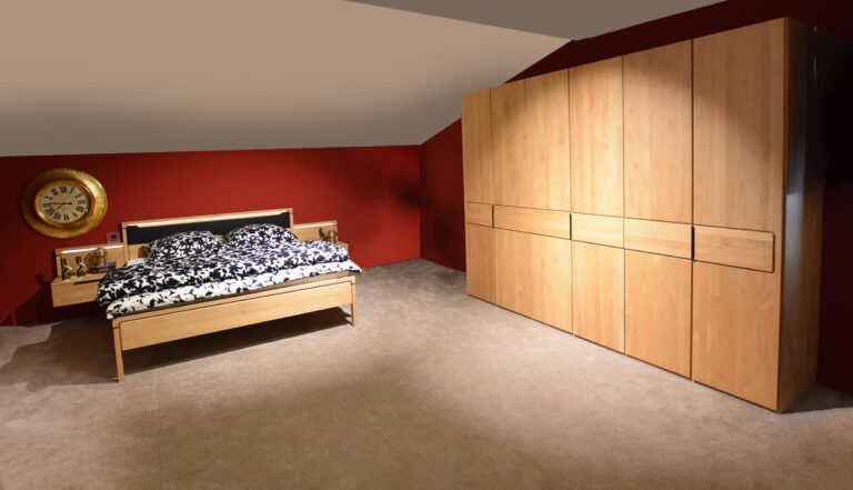 Schlafzimmer mit Bett und Schrank aus Holz