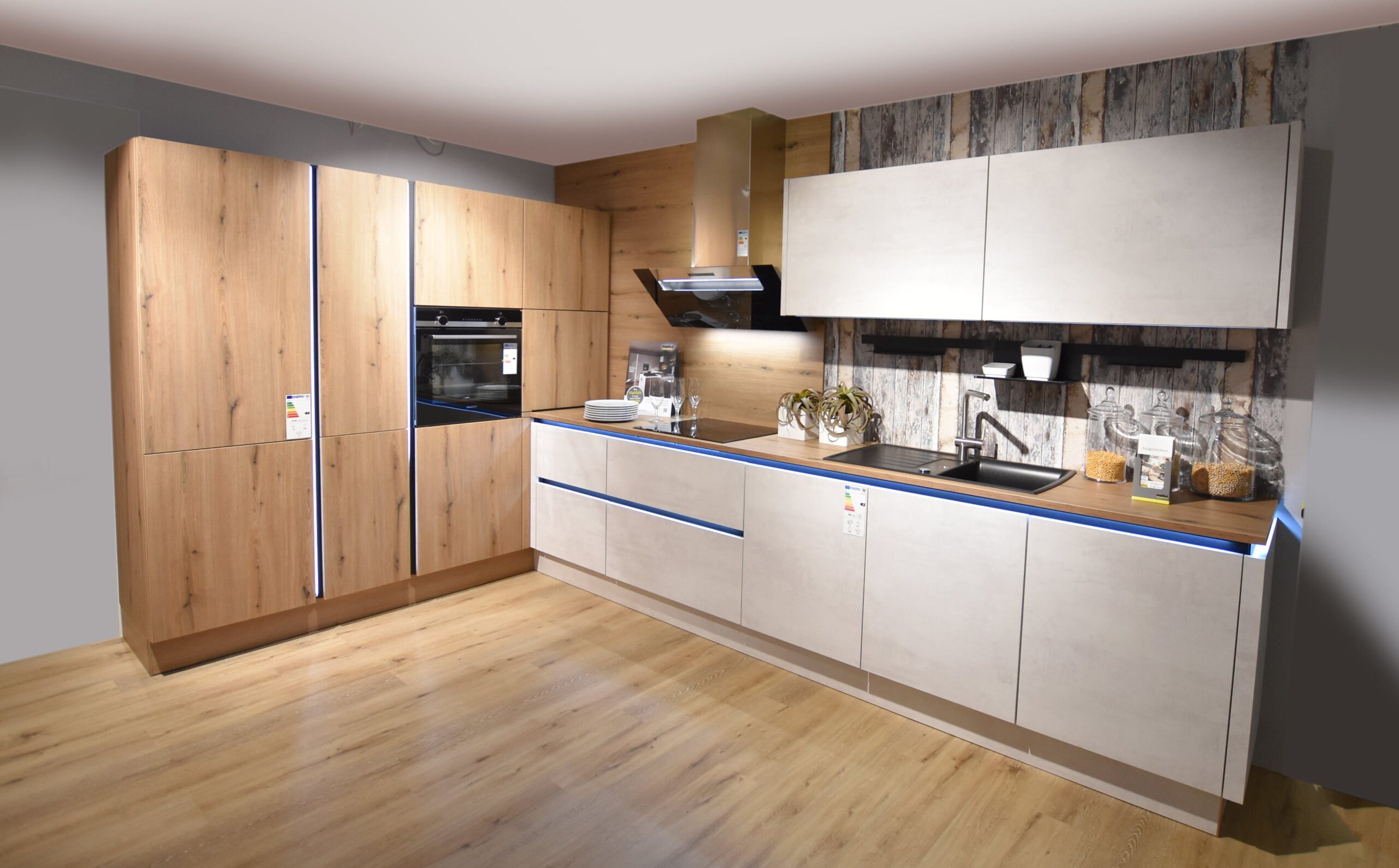 Küche weiss aus Marmor mit Holz