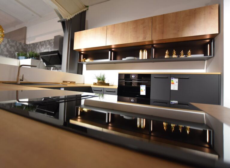 Kochinsel und Küche in Holzoptik