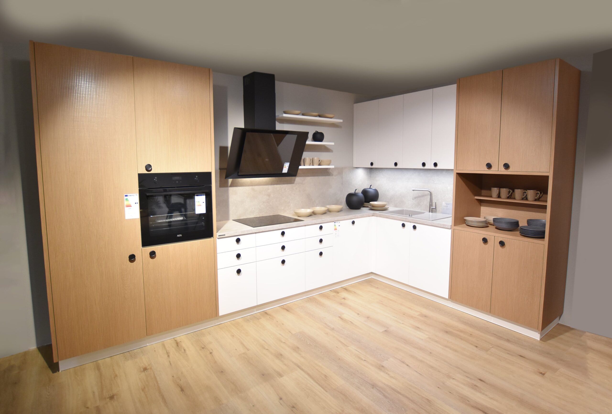 Eckküche weis mit Holz und Geräten