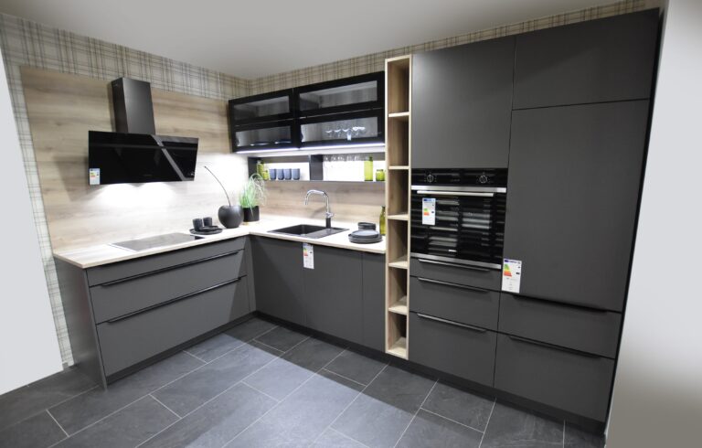 Eckküche dunkelgrau mit Geräten