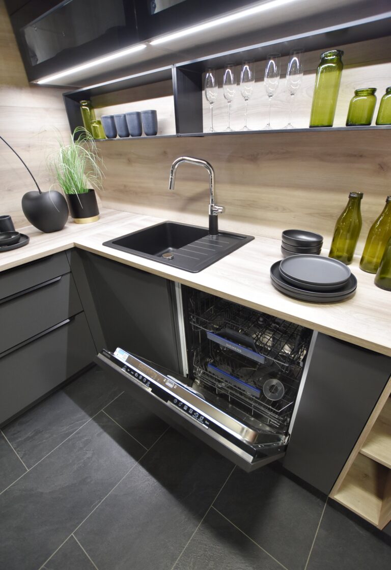Küche grau mit Geschirrspüler offen