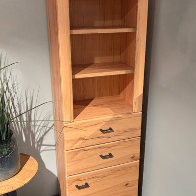 Vitrine Balkanbuche mit Schubladen & Nischen
