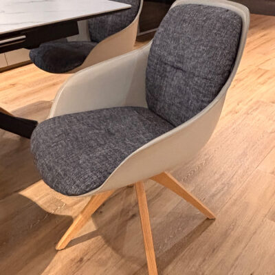 Stuhl RB mit Kernleder Creme & drehbarem Eiche-Gestell