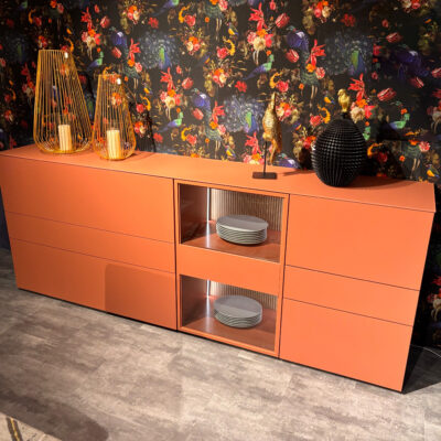Sideboard Amaya in Samtbeere mit Glas & Eiche Milk