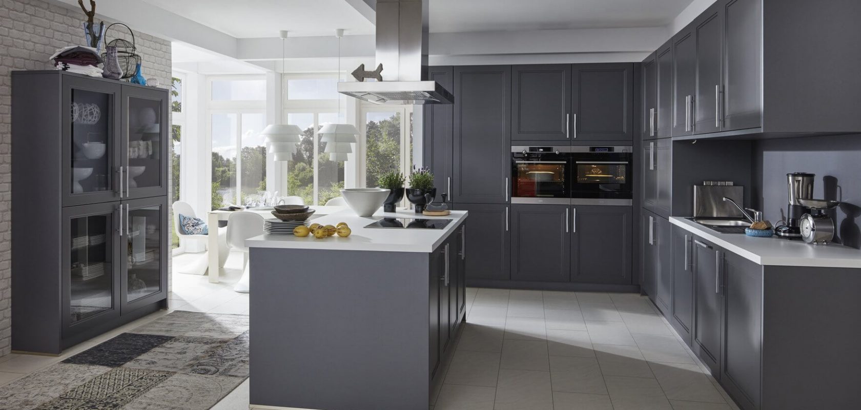 Graue Küche modern mit Kochinsel
