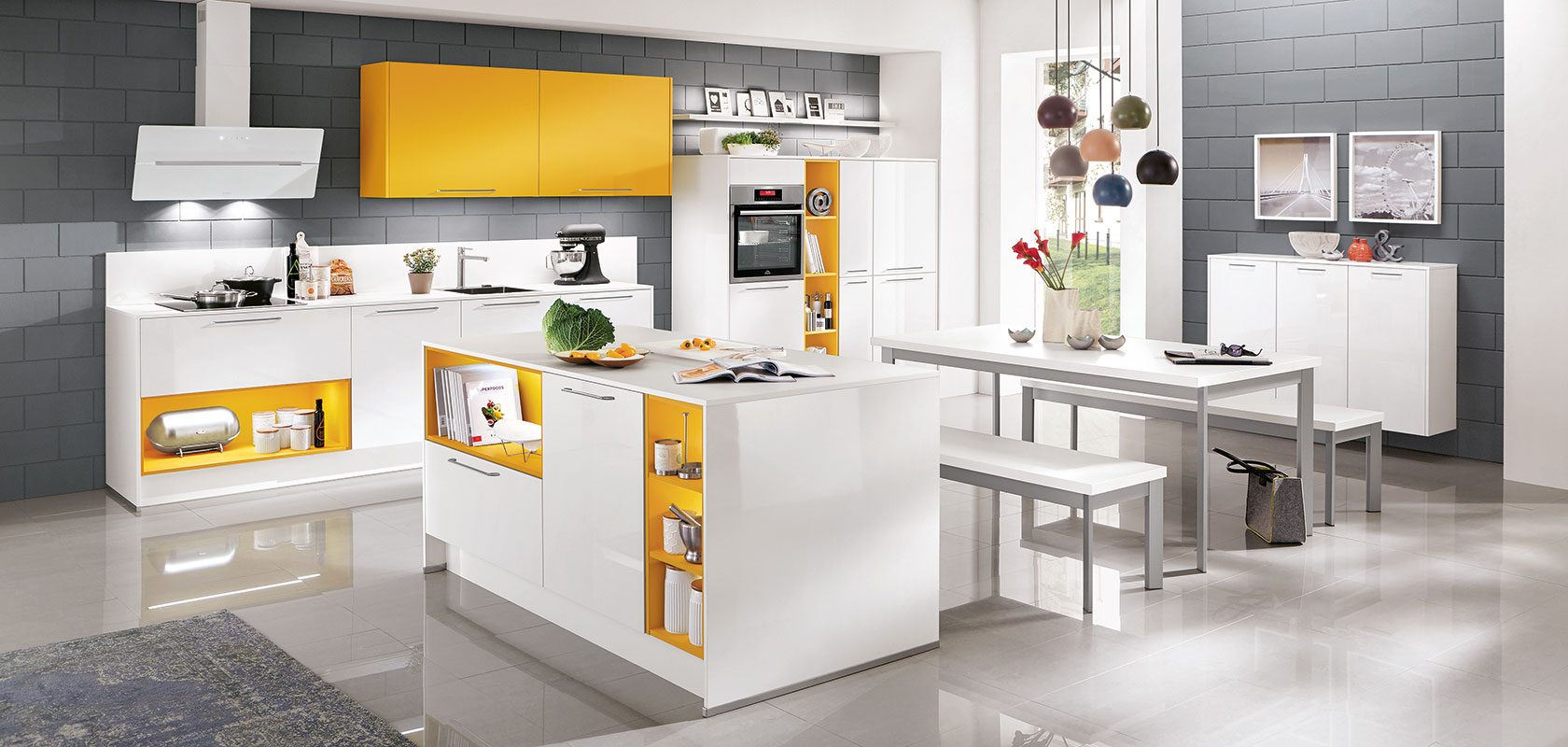 Weisse Küche mit gelben Akzenten