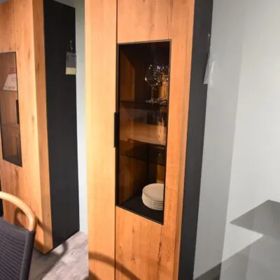 Ausstellungsstück Standvitrine rechts SchönerWohnen Yoris