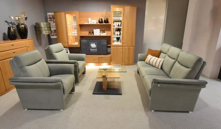 Wohnzimmer mit 2 Sofas und Wohnwand aus Holz