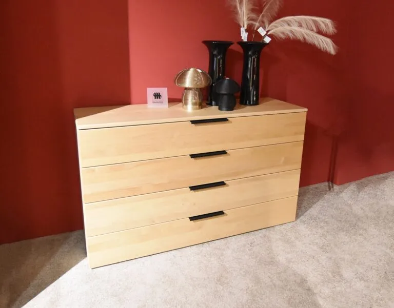 Kommode hell Holz mit Vase