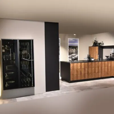 Küche orange und weisse Wände