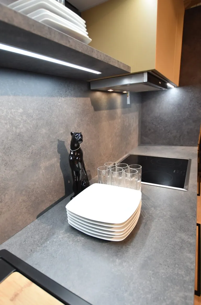 Grauer Marmor Tischplatte mit Geschirr